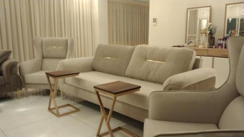 吉达ديار البحر的客厅配有沙发和两把椅子
