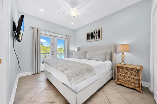 沃特桑德海滩3 Generations Beach House的白色的卧室设有床和窗户