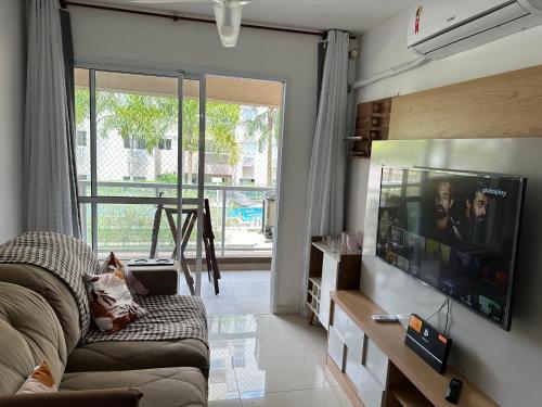里约热内卢Excelente apartamento a 5 minutos da praia e shopping的带沙发和平面电视的客厅