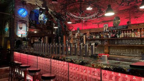 雷根斯堡Alfred First的一个带凳子和红色墙壁的酒吧