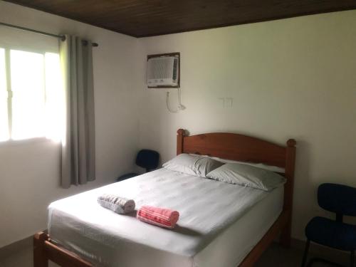 帕拉蒂Casa Cachoeira Paraty的一间卧室配有一张床,上面有两条毛巾