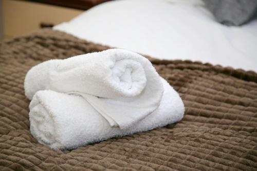 诺里奇Magnolia Lodge的床上的一大堆毛巾