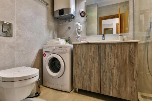 布德瓦Victoria Apartments的一间带洗衣机和水槽的浴室