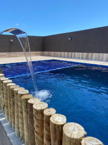 圣米格尔-杜斯米拉格里斯Pousada Dboa Milagres的一个带喷泉的游泳池
