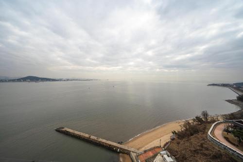 仁川市Inchon sky and sea ocean view hotel的一大片水体的空中景观