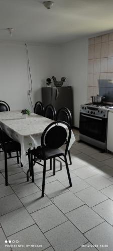 瓦尔帕莱索MarAzul的厨房配有桌椅和炉灶。