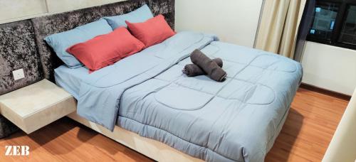 莎阿南i-City【CASA MILA】~Wifi/Netflix/Parking~7pax的一张带蓝色棉被和枕头的床