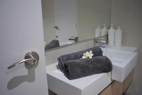 莎阿南i-City【CASA MILA】~Wifi/Netflix/Parking~7pax的一间带水槽和毛巾的浴室