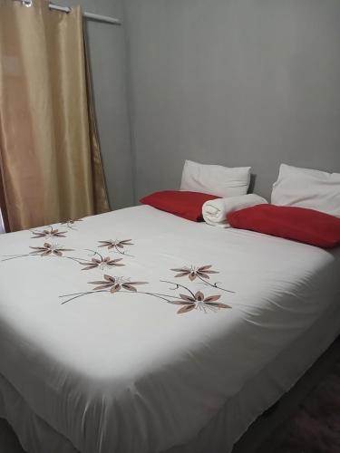 马翁Partulaka Rest Inn的卧室配有带鲜花的白色床
