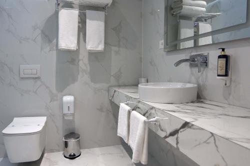 地拉那Metro Hotel Terminal的白色的浴室设有水槽和卫生间。