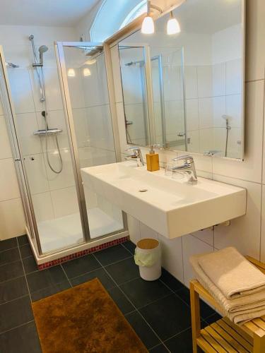 坎珀兰By Onzz的浴室配有白色水槽和淋浴。