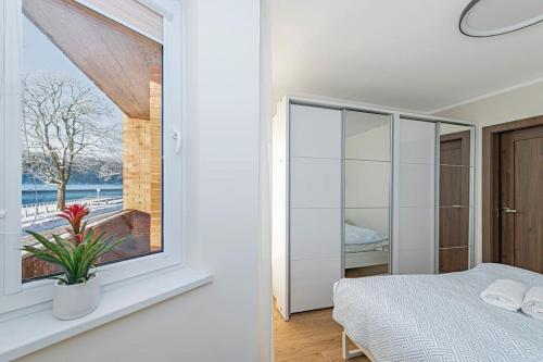 考纳斯Riverfront 1BD Old Town Apartment by Hostlovers的一间卧室设有一张床和一个美景窗户。
