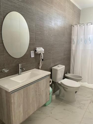 拉斯格路塔斯Casa Silva的一间带水槽、卫生间和镜子的浴室