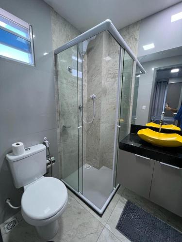 大坎皮纳Residencial Cristina Pinto的一间带卫生间和玻璃淋浴间的浴室