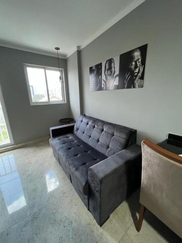 大坎皮纳Residencial Cristina Pinto的客厅的角落里设有真皮沙发