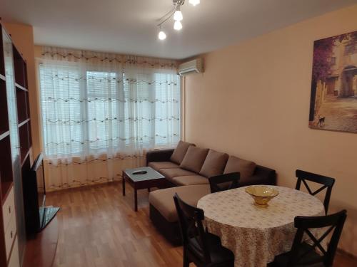 瓦尔纳Primorski Apartment的客厅配有沙发和桌子