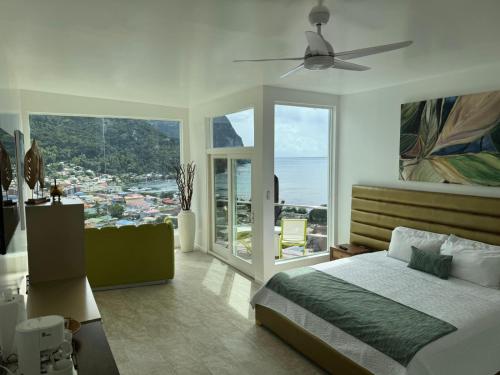 苏弗里耶尔Green Fig Resort & Spa的一间卧室配有一张床和吊扇