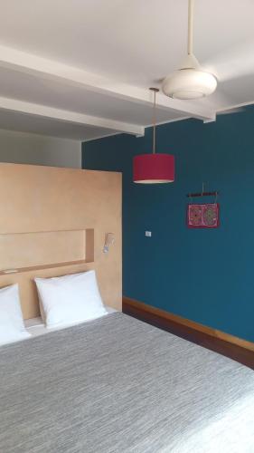 博卡斯德尔托罗维拉食宿度假村的一间设有床铺和蓝色墙壁的客房