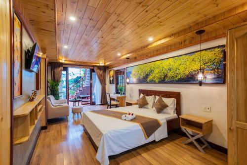 会安Art Villa Hoi An的一间卧室配有一张壁画大床