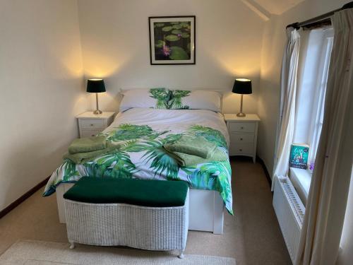 斯特明斯特牛顿Nutshell的一间卧室配有一张带绿毯的床和一把椅子