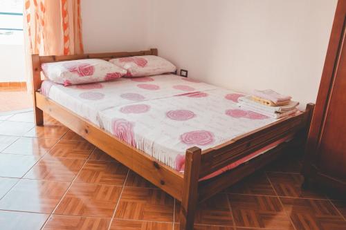 希马拉Room with amazing sea view的一间卧室配有一张粉红色玫瑰床