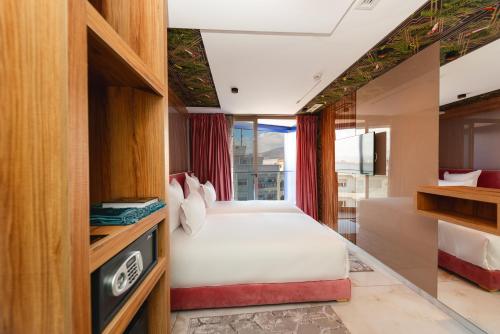 纳祖尔MAGNIFIQUE HOTEL的卧室配有白色的床和窗户。