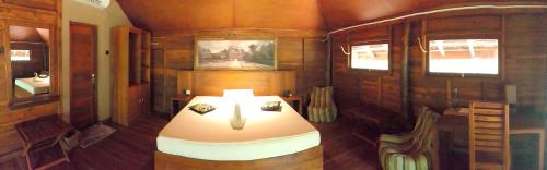 丹不拉Eco Village Kalundewa的一间房间中间设有一张床