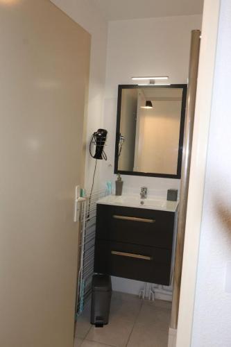 康博莱班BOKATEA的一间带水槽和镜子的浴室