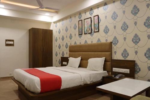ModāsaHotel Legend的一间卧室配有一张带红白毯子的床