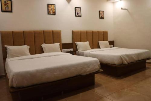 ModāsaHotel Legend的两张床位所在的宿舍间配有两张单人沙发床