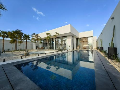 Al Wudayyمنتجع LA的享有带游泳池的房屋外部景致