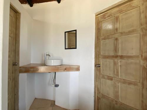 CanoasMarinus Eco Lodge的一间带水槽和木门的浴室
