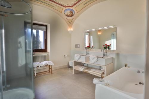 奥维多Pietra Campana Italian Villa Orvieto的带淋浴、两个盥洗盆和浴缸的浴室