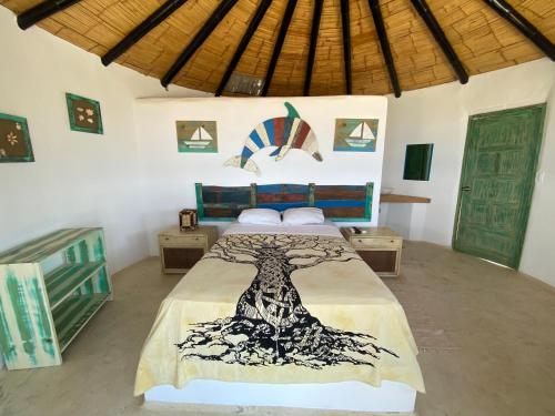 CanoasMarinus Eco Lodge的一间卧室,卧室里有一床,上面有树