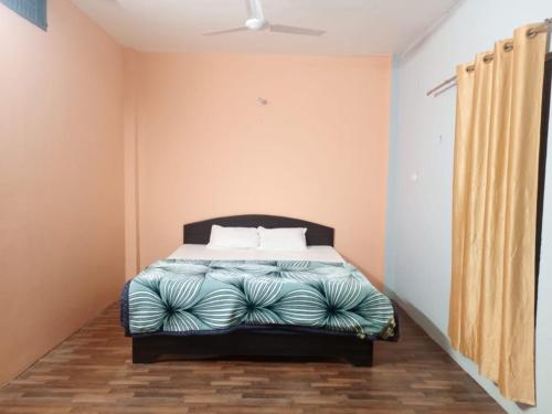 AyodhyaShri Niwas Homestay的卧室配有一张床