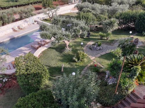 洛科罗通多Holiday Home Cosimo的享有花园的空中景致,花园内种有植物,设有游泳池