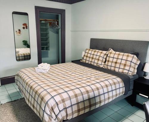 哈利法克斯Comfy Apt, Top Floor, Excellent Kitchen的一间卧室配有一张床和镜子