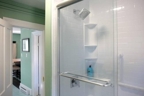 哈利法克斯Comfy Apt, Top Floor, Excellent Kitchen的浴室里设有玻璃门淋浴