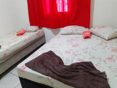 阿帕雷西达Espaço matteo的一间卧室配有两张床,床上有毯子