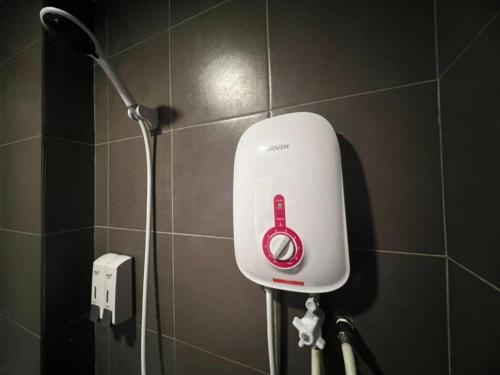 吉隆坡Seeds Hotel Cheras Maluri的浴室里的一个红色和白色的吹风机
