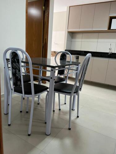 北茹阿泽鲁Flats Prime的厨房里配有两把椅子和一张桌子