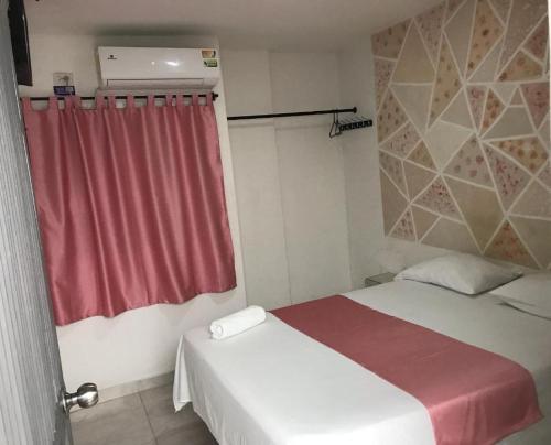 巴耶杜帕尔Hotel URUMITA MAGICA的一间卧室配有床和红色窗帘