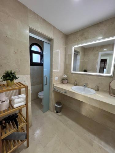 圣米格尔德阿沃纳Villa Saona Golf的一间带水槽和镜子的浴室