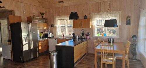 盖锡尔Berghof的厨房配有冰箱和桌椅