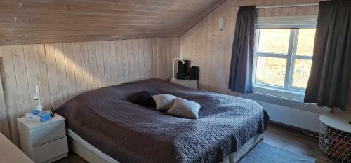 盖锡尔Berghof的一间卧室配有一张带枕头的床