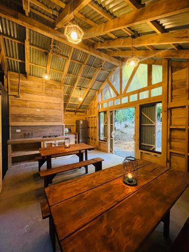 马拉卡韦罗Casa del Árbol - Camping的小屋内带木桌的大型客房