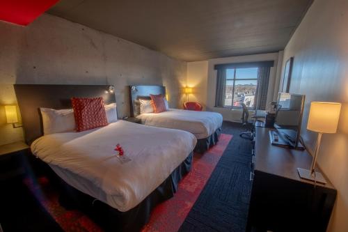 魁北克市大时代酒店 - 魁北克机场的酒店客房设有两张床和窗户。