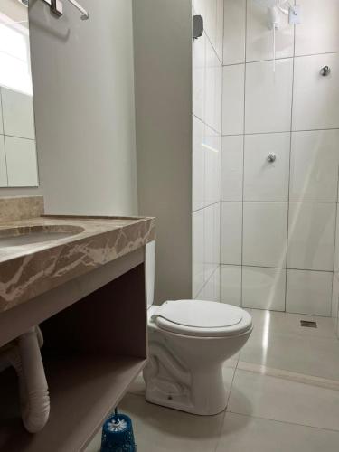 北茹阿泽鲁Pousada Prime的浴室配有卫生间、盥洗盆和淋浴。