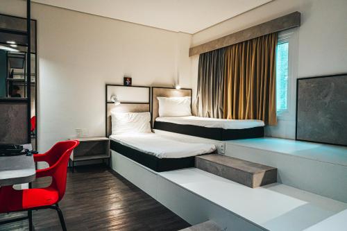 累西腓宜必思累西腓机场酒店的酒店客房配有两张床和一张书桌