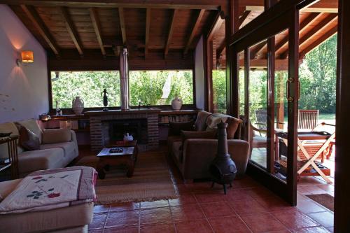 索托德坎加斯La Ablaneda的带沙发和壁炉的客厅